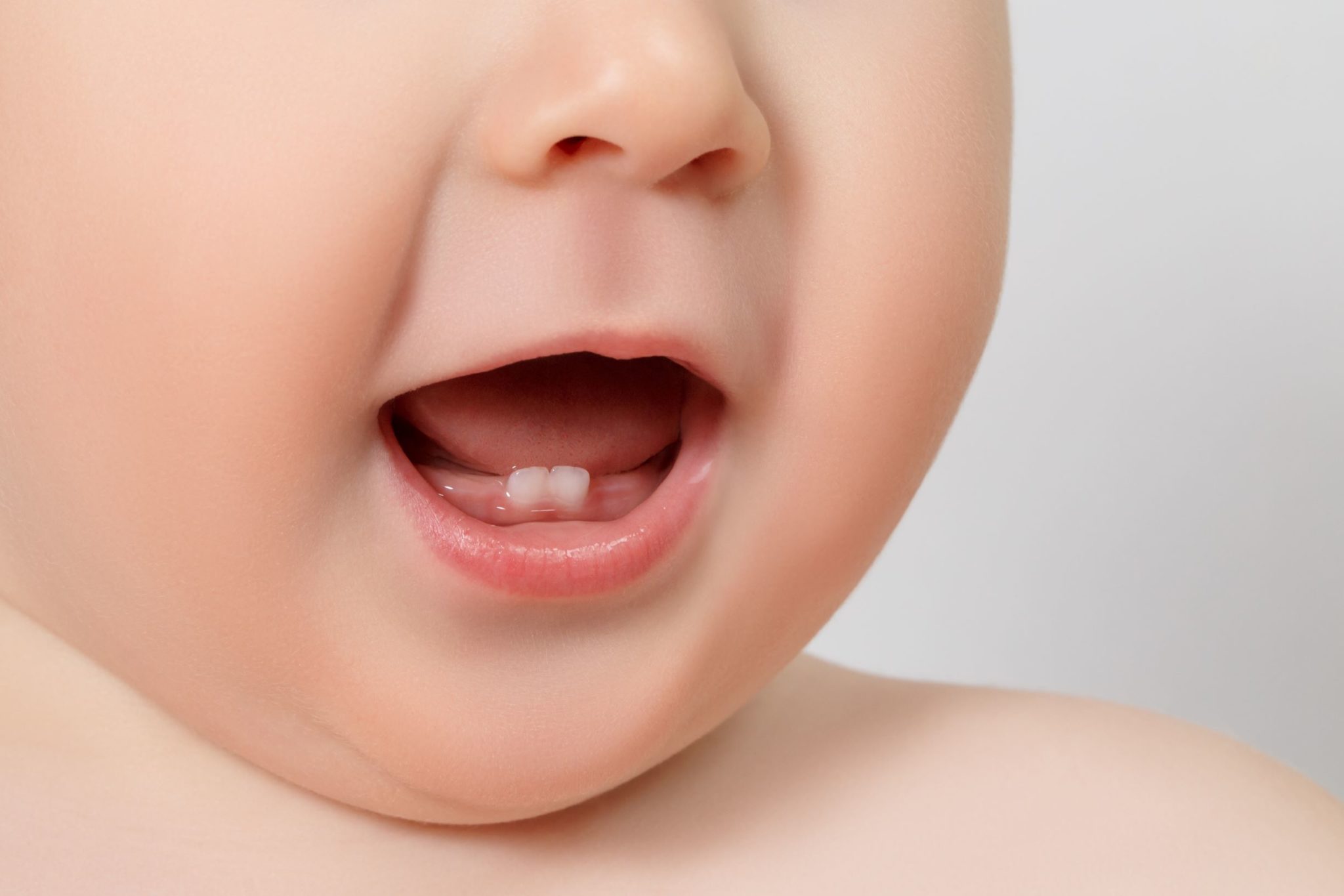 Малыш открывает рот
